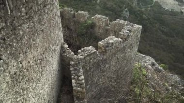 Harap haldeki Hac Nejj Kalesi. Sutomore Karadağ 'daki kale. Karadağ kıyılarında Venedikliler tarafından inşa edilen ortaçağ kalesi. Dağların manzarası harika. Budva Riviera.
