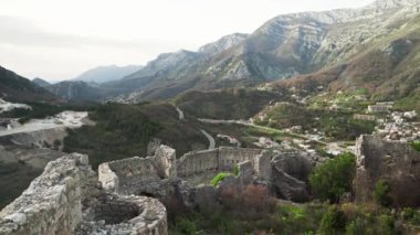 Harap haldeki Hac Nejj Kalesi. Sutomore Karadağ 'daki kale. Karadağ kıyılarında Venedikliler tarafından inşa edilen ortaçağ kalesi. Dağların manzarası harika. Budva Riviera.