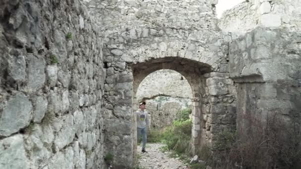 Jovem Caminha Fortaleza Arruinada Haj Nehai Tipo Considera Vistas Montenegro — Vídeo de Stock