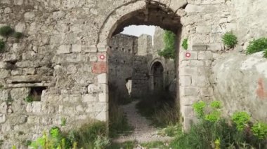Harap haldeki Hac Nejj Kalesi. Sutomore Karadağ 'daki kale. Karadağ kıyılarında Venedikliler tarafından inşa edilen ortaçağ kalesi. Dağların manzarası harika. Budva Riviera.