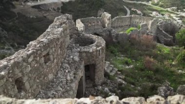 Harap haldeki Hac Nejj Kalesi. Sutomore Karadağ 'daki kale. Karadağ kıyılarında Venedikliler tarafından inşa edilen ortaçağ kalesi. Dağların manzarası harika. Budva Riviera.