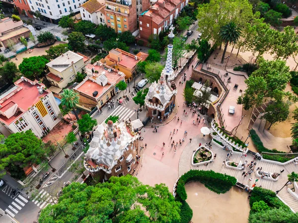 İnsansız hava aracı Park Guell 'i Barselona' da vurdu. Barselona 'nın panoramik manzarası. İHA 'dan İspanya. Barcelona 'nın tepesine park et. İspanya 'daki bahçe ve yerleşim alanlarının insansız hava aracı görüntüsü.