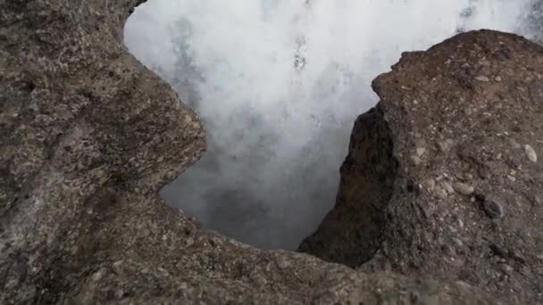 位于黑山首都波德戈里察附近的尼亚加拉瀑布 黑山的地标 位于齐耶夫纳河上的尼亚加拉瀑布 从普罗克莱蒂国家公园流向斯卡达尔湖 水在石头上打滚 — 图库视频影像