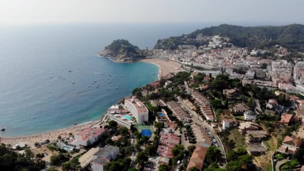 陶萨德玛尔城堡的德隆景观 海景优美 西班牙一个市政当局的无人机射击 在西班牙 人们正在沙滩上休息 地中海附近的温泉城 — 图库视频影像