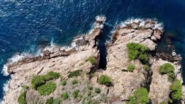 Tossa de Mar şehrindeki kayalık kayalıkların ve denizin insansız hava aracı görüntüsü. İspanya 'da bir belediyenin insansız hava aracı çekimi. Akdeniz kıyısındaki Tossa de Mar tatil köyü. Drone, Tossa de Mar 'ı vurdu.