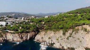 Tossa de Mar şehrindeki kayalık kayalıkların ve denizin insansız hava aracı görüntüsü. İspanya 'da bir belediyenin insansız hava aracı çekimi. Akdeniz kıyısındaki Tossa de Mar tatil köyü. Drone, Tossa de Mar 'ı vurdu.