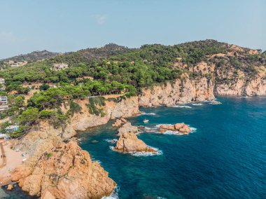 Tossa de Mar şehrindeki kayalık kayalıkların ve denizin insansız hava aracı görüntüsü. İspanya 'da bir belediyenin insansız hava aracı çekimi. Akdeniz kıyısındaki Tossa de Mar tatil köyü. Drone, Tossa de Mar 'ı vurdu.