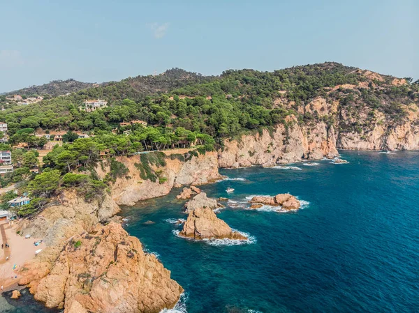 Tossa de Mar şehrindeki kayalık kayalıkların ve denizin insansız hava aracı görüntüsü. İspanya 'da bir belediyenin insansız hava aracı çekimi. Akdeniz kıyısındaki Tossa de Mar tatil köyü. Drone, Tossa de Mar 'ı vurdu.