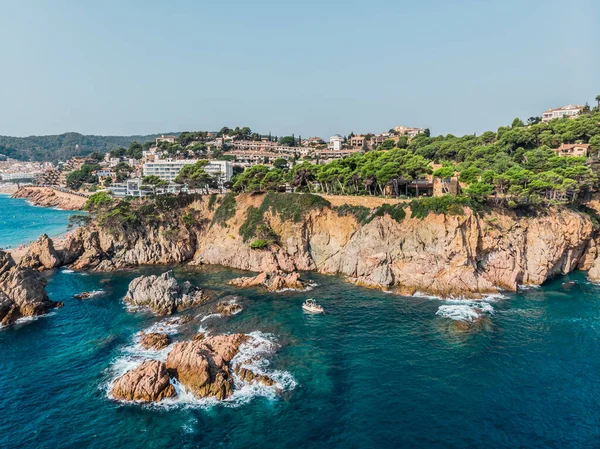 Tossa de Mar şehrindeki kayalık kayalıkların ve denizin insansız hava aracı görüntüsü. İspanya 'da bir belediyenin insansız hava aracı çekimi. Akdeniz kıyısındaki Tossa de Mar tatil köyü. Drone, Tossa de Mar 'ı vurdu.