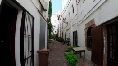 Tossa de Mar 'da eski bir cadde. İspanya 'da dar bir sokak. İspanya 'nın doğusunda küçük bir kasaba. Tossa de Mar 'da sessiz bir cadde. Ortaçağ şehir atmosferi. Dar ve dolambaçlı sokaklar