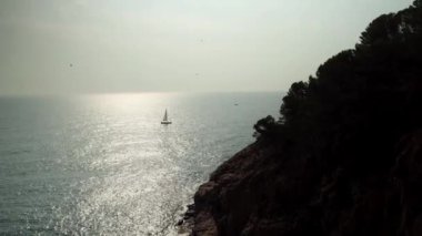 Denizin ufkunda yelkenli bir yat. Yat Akdeniz 'de denize açılır. Tossa de Mar 'da yelkenli bir yat. Denizde tatil. Yelkenli bir yatta hafta sonu.