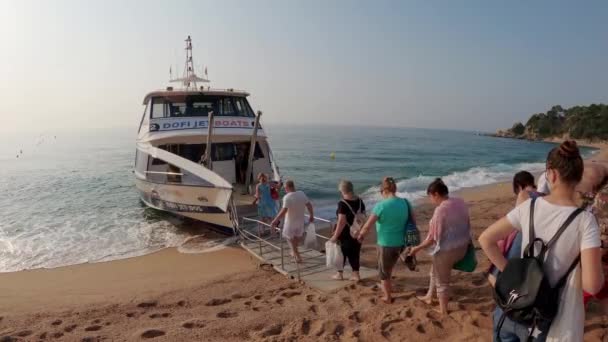 Люди Входят Корабль Морское Путешествие Яхте Туристы Плавают Морю Яхте — стоковое видео