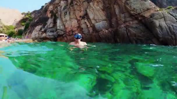 屏住呼吸潜水 在西班牙地中海的自由活动 运动员去潜水 在没有装备的情况下跳伞海底岩石 水下动物 在水下休息 — 图库视频影像