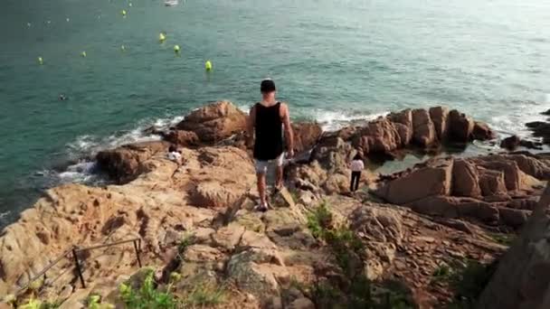 Seorang Pemuda Tepi Tebing Mengagumi Laut Tossa Mar Orang Berpose — Stok Video