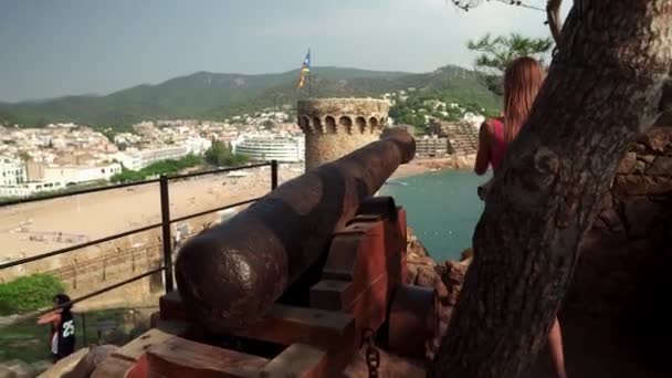 一个年轻的女孩在托萨 玛尔拍摄海景 这个女孩看了看西班牙城市的风景 西班牙东部的一个受欢迎的度假胜地 科斯塔布拉瓦海岸 — 图库视频影像