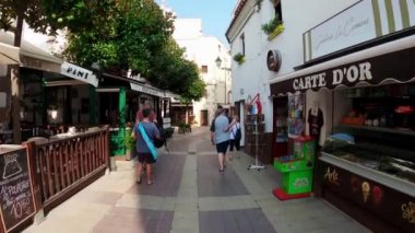 Tossa de Mar 'da eski bir cadde. İspanya 'da hediyelik eşya dükkanları. Tossa de Mar 'ın dar sokaklarındaki kafeler. Turistler hediyelik eşya alırlar. İspanya 'nın doğusunda küçük bir kasaba.