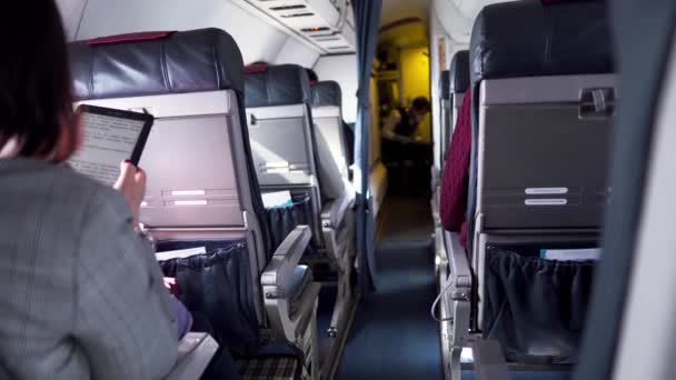 Une Femme Lit Livre Électronique Bord Avion Les Passagers Volent — Video
