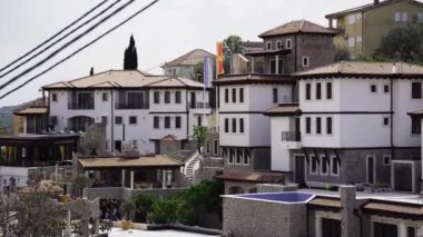 Rumia Dağı 'nın eteğindeki Londsha tepesinde, Karadağ' daki eski bir bar. Eski Bar Kalesi. Dar kaldırımlı sokaklar, bardaki eski evler ve harabeler. Renkli bir hediyelik eşya pazarı ve Bar Karadağ 'da pek çok kafe