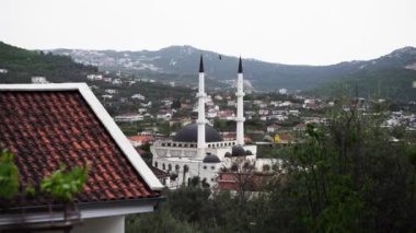 Karadağ 'ın Eski Bar kasabasının güney duvarları yakınındaki Selimija Camii. Baro şehrindeki yeni Selimija Camii. İslam Merkezi. Dağların arkasında iki minaresi olan bir cami.