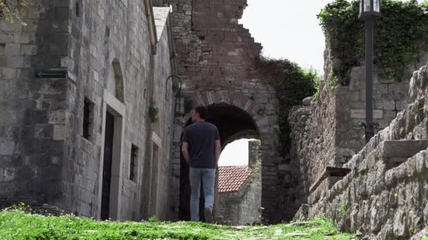 Adam Karadağ Daki Eski Bar Kalesinde Yürüyor Karadağ Daki Stari — Stok video