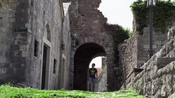 Facet Spaceruje Starej Twierdzy Czarnogórze Bar Stari Czarnogórze Wzgórzu Londsha — Wideo stockowe