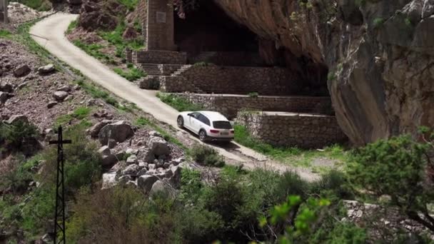 Позашляховик Їде Гору Вздовж Гірської Дороги Подорож Автомобілем Через Гори — стокове відео