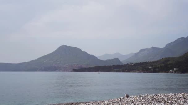Spiaggia Ghiaia Con Vista Sulle Montagne Nel Bar Montenegro Embankment — Video Stock