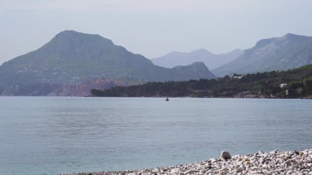 Żwirowa Plaża Widokiem Góry Bar Czarnogóra Nabrzeże Bar Ludzie Relaksują — Wideo stockowe