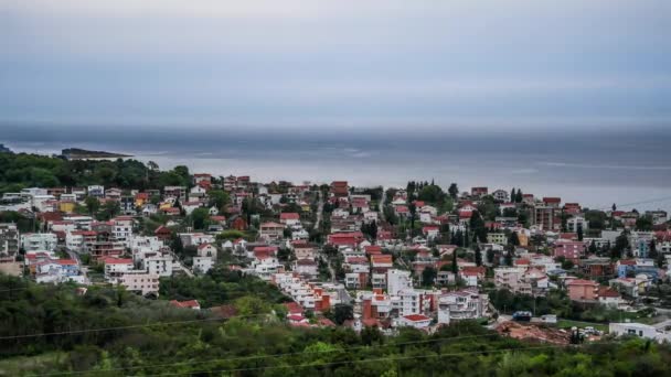 時は海を眺め モンテネグロの雲を通過します 加速した一時での昼から夜への移行 モンテネグロのバー市のコミュニティエリアにある小さな村 — ストック動画