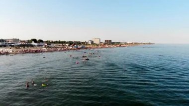 Zatoka Resort 'un insansız hava aracı çekimi. Odessa 'da deniz kenarında güneşlenen insanların insansız hava aracı görüntüsü. Karadeniz yakınlarındaki geniş kumlu plajlar. İnsanlar denizde yüzer..