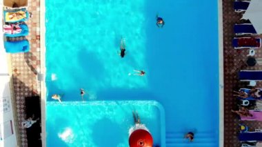 Zatoka Resort 'un insansız hava aracı çekimi. Havuzda yüzen insanların robot görüntüsü. Zatoka 'daki dinlenme merkezi. Odessa 'da tatil sezonu. Güneşin altındaki havuzda rahatla..