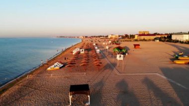 Zatoka Resort 'un insansız hava aracı çekimi. Odessa 'da deniz kenarında güneşlenen insanların insansız hava aracı görüntüsü. Karadeniz yakınlarındaki geniş kumlu plajlar. İnsanlar denizde yüzer..