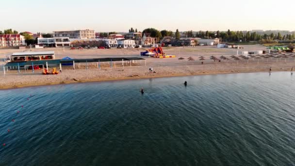 Dron Strzelał Poszukiwaczy Skarbów Morzu Szukając Skarbów Ludzie Wykrywaczem Metalu — Wideo stockowe