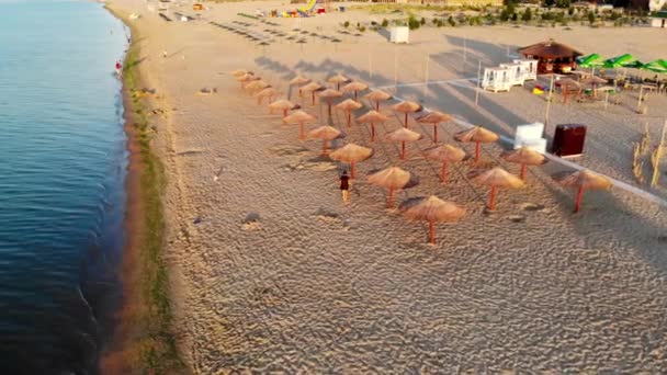 Drone Shot Cacciatore Tesori Sulla Spiaggia Cerca Tesori Uomo Con — Video Stock