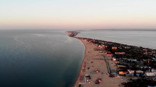 งโดรนร สอร ทตอนพระอาท มมองโดรนของผ คนอาบแดดบนชายหาดใกล ทะเล หาดทรายกว างใกล ทะเลด คนท — วีดีโอสต็อก