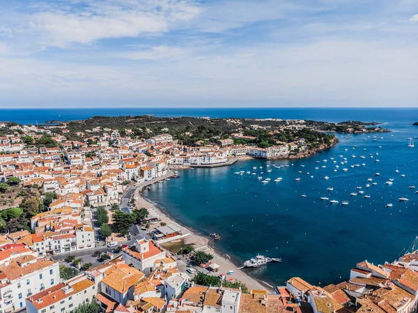 Kıyı şehri Kadavra 'nın insansız hava aracı çekimi. Costa Brava 'da küçük bir köy. İspanya 'daki kumsalın ve körfezin insansız hava aracının görüntüsü. Kadavra 'da kayalık bir körfezde tekneler. Kadavralardaki kiliseler.