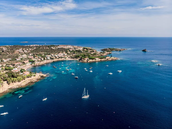 Kıyı şehri Kadavra 'nın insansız hava aracı çekimi. Costa Brava 'da küçük bir köy. İspanya 'daki kumsalın ve körfezin insansız hava aracının görüntüsü. Kadavra 'da kayalık bir körfezde tekneler. Kadavralardaki kiliseler.