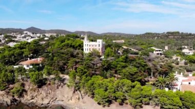 Kıyı şehri Kadavra 'nın insansız hava aracı çekimi. Costa Brava 'da küçük bir köy. İspanya 'daki kumsalın ve körfezin insansız hava aracının görüntüsü. Kadavra 'da kayalık bir körfezde tekneler. Kadavralardaki kiliseler.