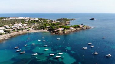 Kıyı şehri Kadavra 'nın insansız hava aracı çekimi. Costa Brava 'da küçük bir köy. İspanya 'daki kumsalın ve körfezin insansız hava aracının görüntüsü. Kadavra 'da kayalık bir körfezde tekneler. Kadavralardaki kiliseler.