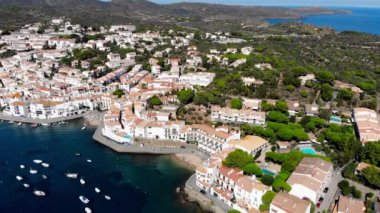 Kadavra 'daki kumsalın insansız hava aracı görüntüleri. Kadavra 'da Costa Brava' da küçük bir köyün insansız hava aracı görüntüsü. Kadavra 'da kayalık bir körfezde tekneler.