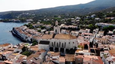 Drone, Santa Maria de Cadaqus 'ı vurdu. Cadaqus 'ta Costa Brava' da küçük bir köyün insansız hava aracı görüntüsü. Kadavra 'da kayalık bir körfezde tekneler. Kadavra 'daki kumsalın ve körfezin insansız hava aracının görüntüsü..