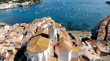 Drone, Santa Maria de Cadaqus 'ı vurdu. Cadaqus 'ta Costa Brava' da küçük bir köyün insansız hava aracı görüntüsü. Kadavra 'da kayalık bir körfezde tekneler. Kadavra 'daki kumsalın ve körfezin insansız hava aracının görüntüsü..