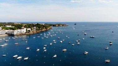 Kıyı şehri Kadavra 'nın insansız hava aracı çekimi. Costa Brava 'da küçük bir köy. İspanya 'daki kumsalın ve körfezin insansız hava aracının görüntüsü. Kadavra 'da kayalık bir körfezde tekneler. Kadavralardaki kiliseler.