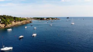 Kıyı şehri Kadavra 'nın insansız hava aracı çekimi. Costa Brava 'da küçük bir köy. İspanya 'daki kumsalın ve körfezin insansız hava aracının görüntüsü. Kadavra 'da kayalık bir körfezde tekneler. Kadavralardaki kiliseler.