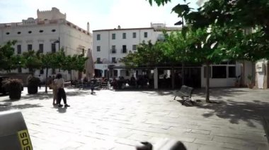 İspanya 'nın Kadavra Kıyı Şehri. Açık kafeleri ve restoranları olan bir şehir caddesi. Kadavraların şehir merkezi. İnsanlar İspanya 'da bir restoranın yaz terasında dinleniyor..