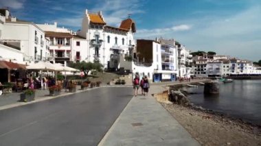 İspanya 'nın Kadavra kıyı kenti. Açık kafeleri ve restoranları olan şehir caddesi. Kadavraların şehir merkezi. İnsanlar İspanya 'da bir restoranın yaz terasında dinleniyor..