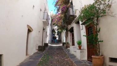 İspanya 'nın Kadavra Kıyı Şehri. Tatil köyünün dar sokakları. Kafeleri ve restoranları olan şehir caddesi. İspanya 'nın Kadavra şehrinde dar bir sokakta genç bir çift.