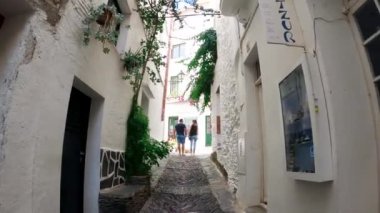 İspanya 'nın Kadavra Kıyı Şehri. Tatil köyünün dar sokakları. Kafeleri ve restoranları olan şehir caddesi. İspanya 'nın Kadavra şehrinde dar bir sokakta genç bir çift.