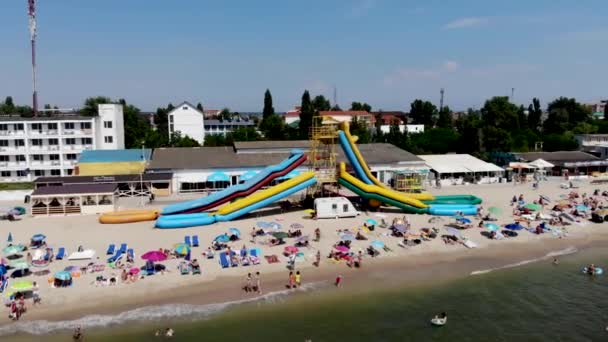 Vista Desde Dron Personas Que Están Descansando Una Playa Arena — Vídeos de Stock