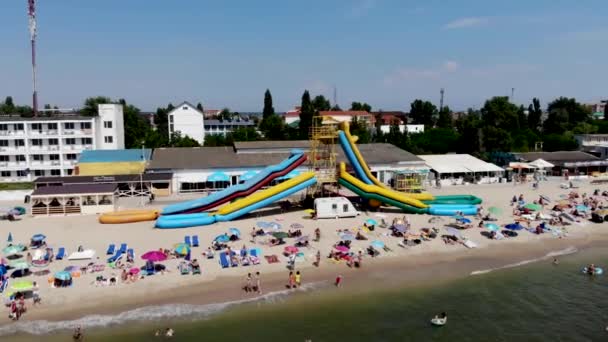 Uitzicht Vanaf Een Drone Van Mensen Die Rusten Een Zandstrand — Stockvideo